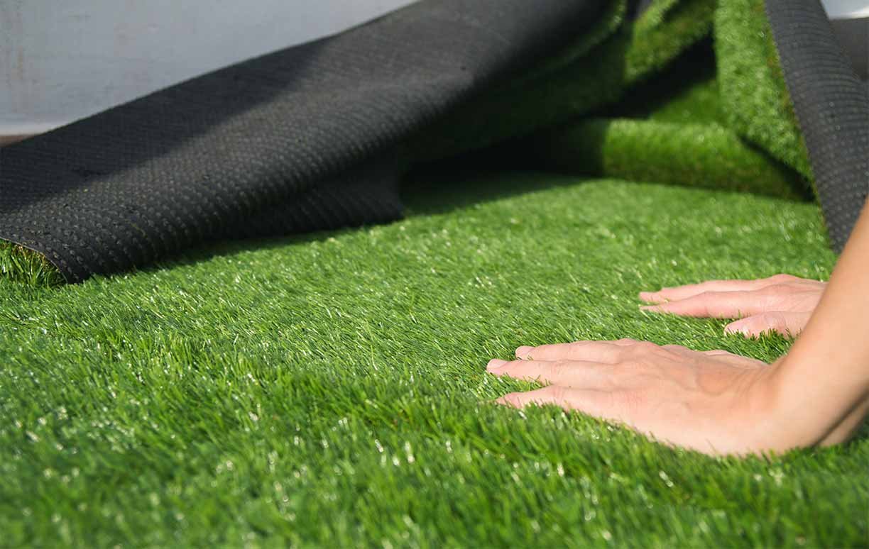 mantenimiento-del-cesped-artificial-guia-practica-y-efectiva