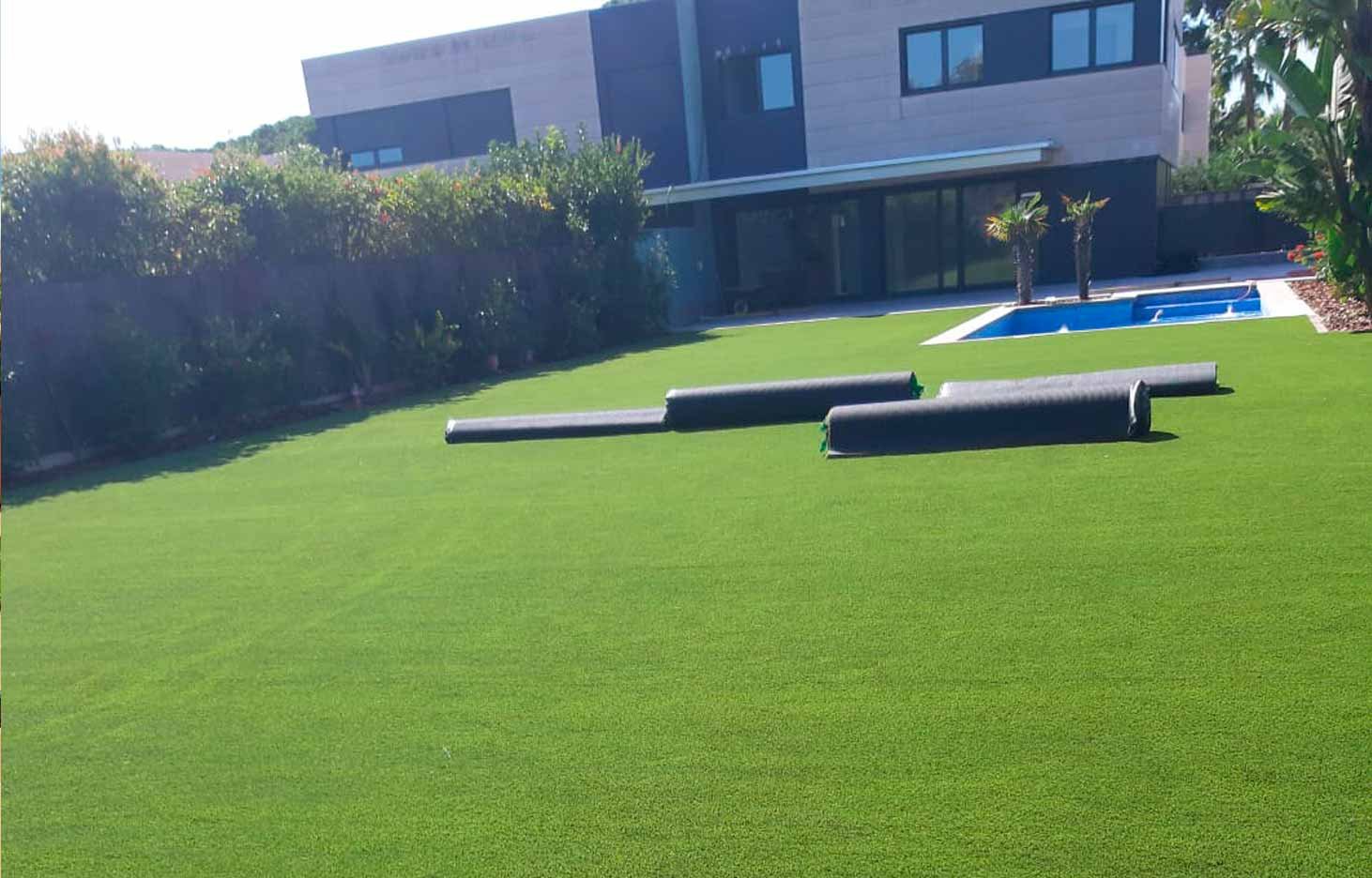 como-instalamos-el-cesped-artificial-en-terrazas-y-patios-en-barcelona