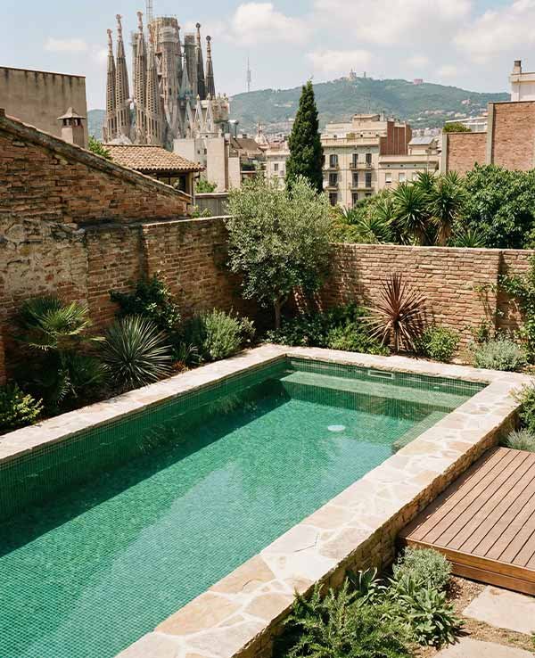 por-que-reformar-una-piscina-en-barcelona-sagrada-familia